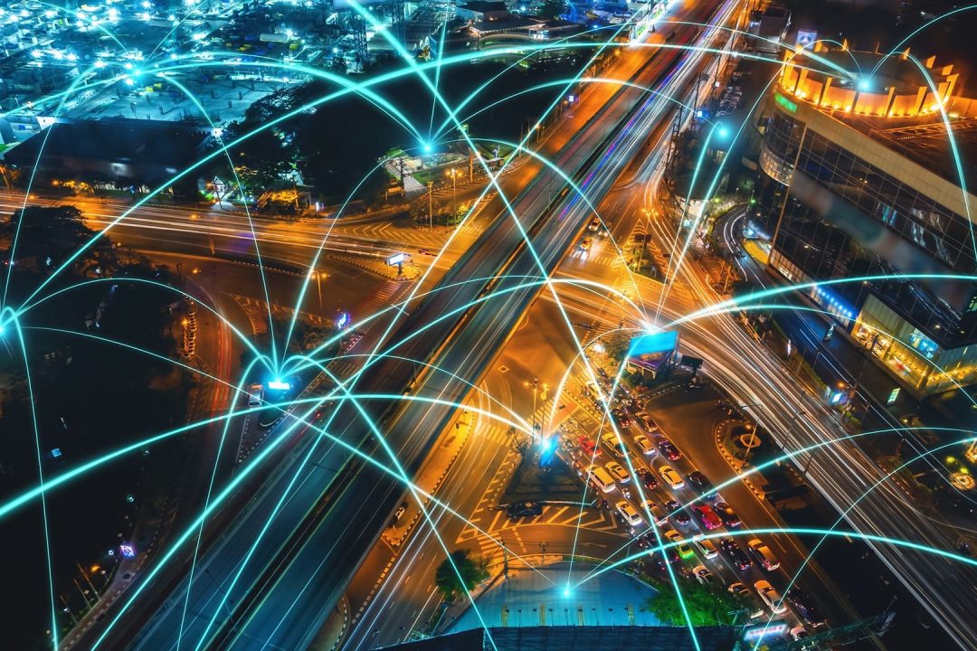Straßenknoten bei Nacht mit Visualisierung von Datenfluss und Verbindungen