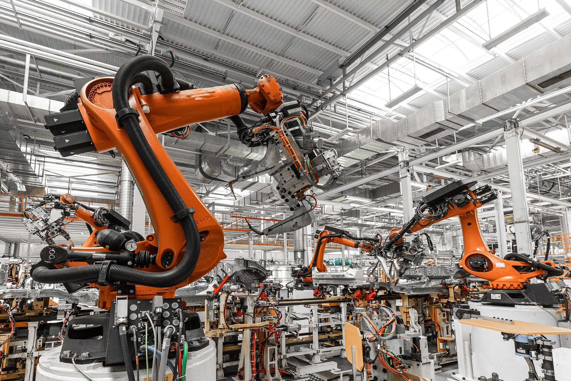 Automotive Automobilindustrie Roboterarme bauen Karosserie zusammen