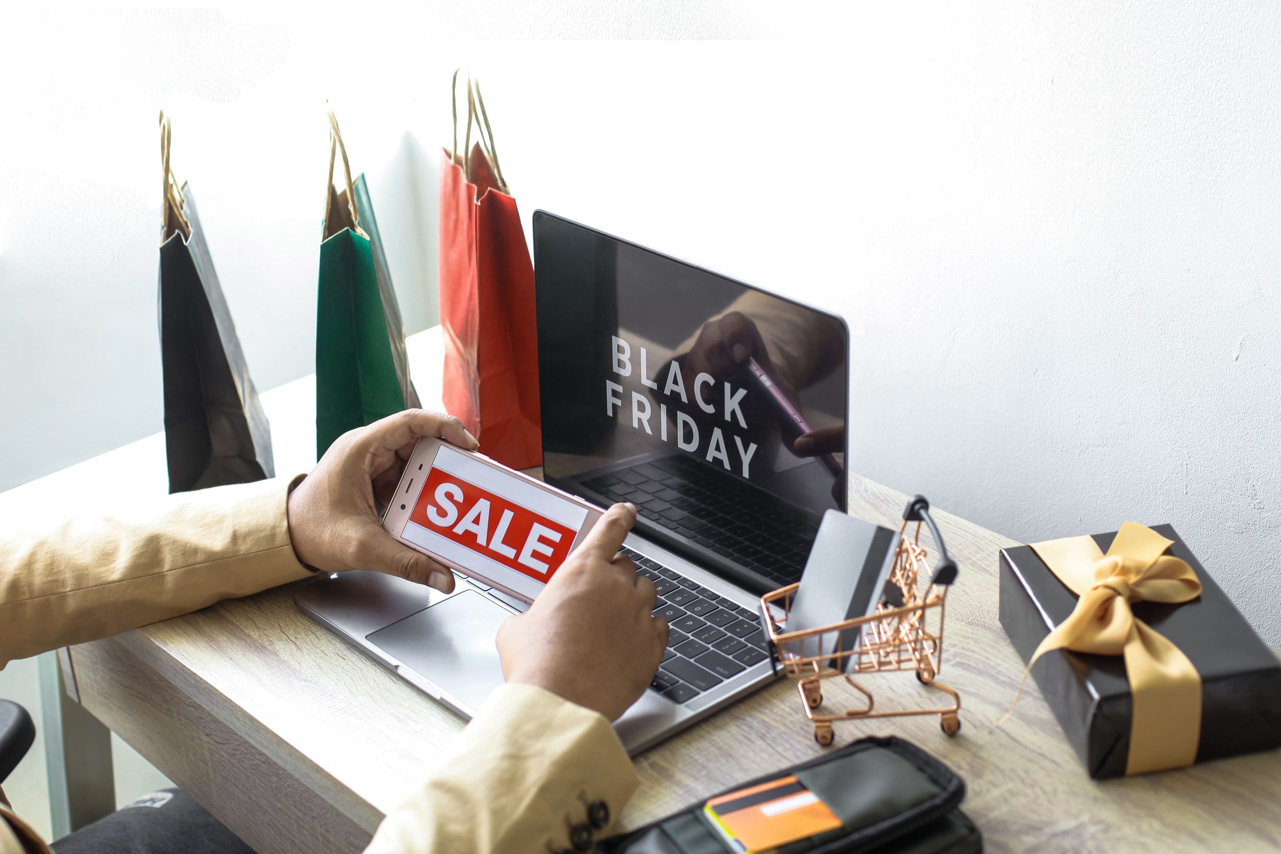 Skurriles Geschäft: falsche Feiertagsangebote, Laptop mit Black Friday Sale